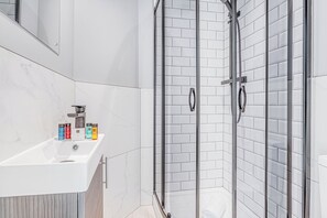Dusche, umweltfreundliche Kosmetikartikel, Haartrockner, Handtücher