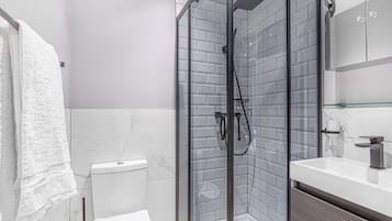 Dusche, kostenlose Toilettenartikel, Haartrockner, Handtücher