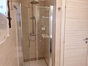 Dusch, hårtork, bidé och handdukar