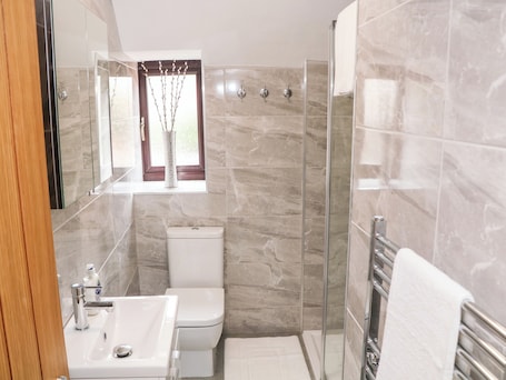 Shower. Smithy Cottage