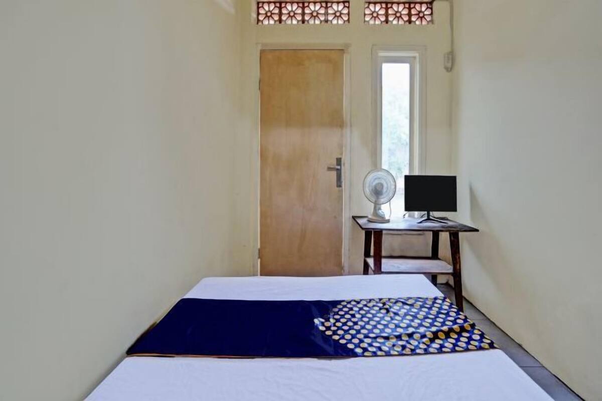 Laptop workspace, free WiFi, bed sheets