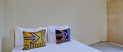 Habitación básica doble | Espacio para trabajar con un portátil, wifi gratis, ropa de cama