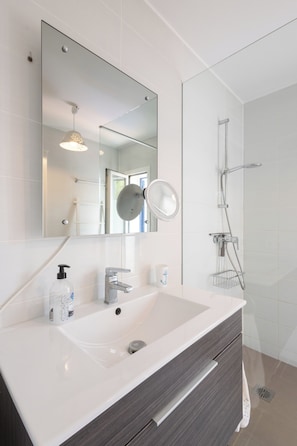 Shower, towels