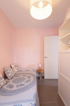 5 bedrooms, travel cot, WiFi, bed sheets