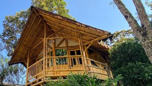 A wooden structure with a balcony, surrounded by trees. - Hostería El Sendero Cocorná (Cocorná)