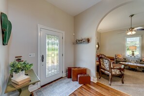 智能電視、壁爐、書籍、 辦公室