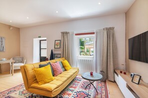 Smart TV, fireplace, video games, DVD player