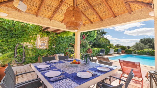 Outdoor dining - Own house on a 3 villa property with shared pool. (Loulé)