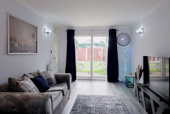 Smart TV - Cosy 3-bedroom home (Turves Green)