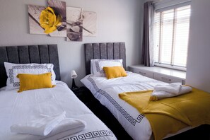 3 bedrooms, iron/ironing board, travel cot, free WiFi - Cosy 3-bedroom home (Turves Green)
