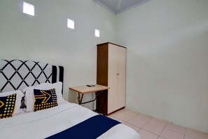 A bedroom with a bed, a desk, and a wardrobe. - Hotel O Awi Stay Syariah Near SIMPANG KAWASAN INDUSTRI WILMAR PELINTUNG (Dumai)