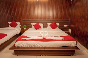 Familienzimmer | Schreibtisch, laptopgeeigneter Arbeitsplatz, kostenloses WLAN