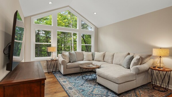 Smart TV, DVD player - Dialed Inn in Hendersonville (Penrose)