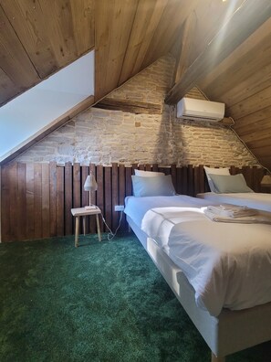 Double or Twin Room | Individually decorated, individually furnished, laptop workspace - GITE LE GEVOT - Nuitée EV6 tout confort (Orchamps)