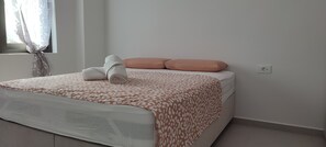 1 chambre, fer et planche à repasser, Wi-Fi gratuit, draps fournis