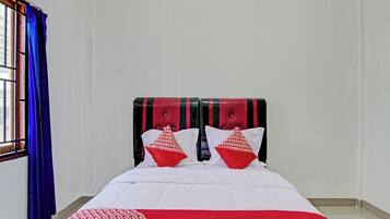 Deluxe Double Room | Laptop workspace, free WiFi, bed sheets