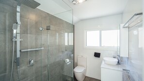Ducha, toallas, champú y papel higiénico