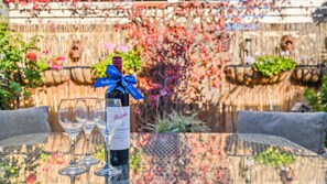 Outdoor dining - Belle Escapes - Hidden Haven in Glenelg (Glenelg)