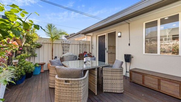 Outdoor dining - Belle Escapes - Hidden Haven in Glenelg (Glenelg)