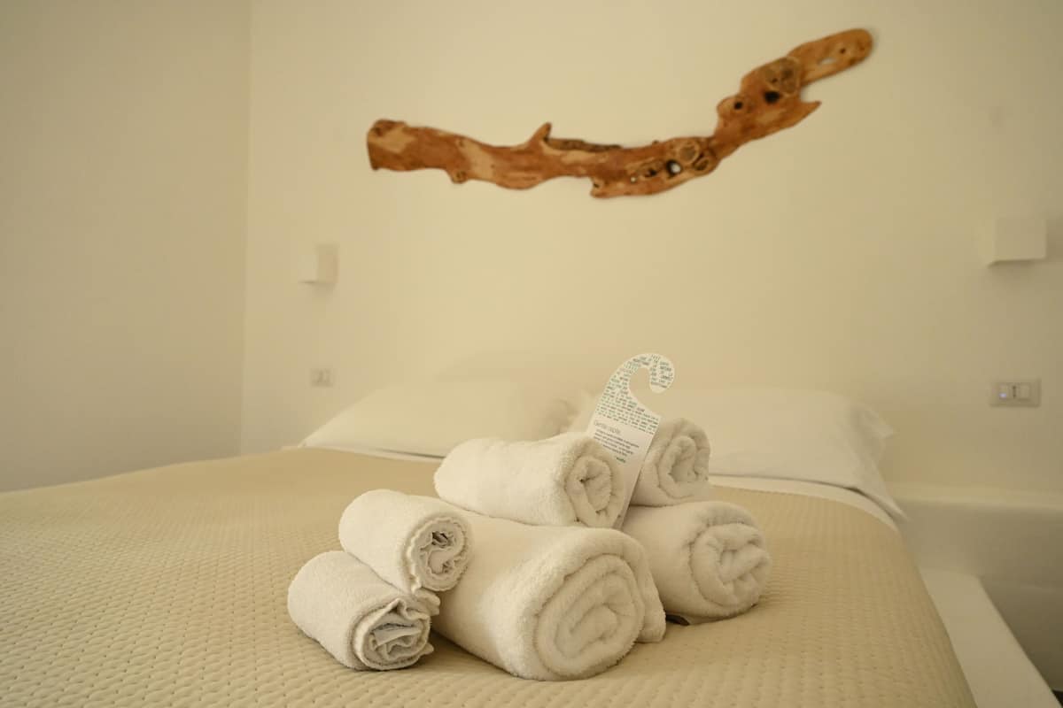 Vierpersoonskamer (2) | Luxe beddengoed, een minibar, een kluis op de kamer, een bureau