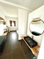 Ropa de cama de alta calidad y minibar