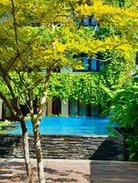 Una piscina al aire libre