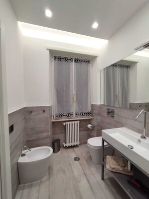 Deluxe Room | Bathroom | Shower, rainfall showerhead, free toiletries, hair dryer - il sogno di afrodite b and b luxury (Rome)
