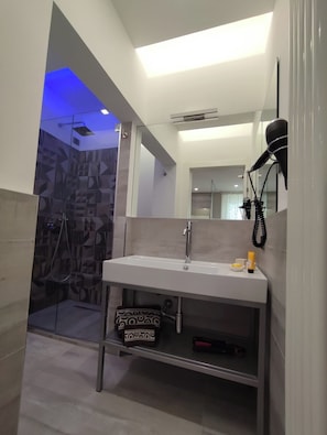Luxury Room | Bathroom | Shower, rainfall showerhead, free toiletries, hair dryer - il sogno di afrodite b and b luxury (Rome)