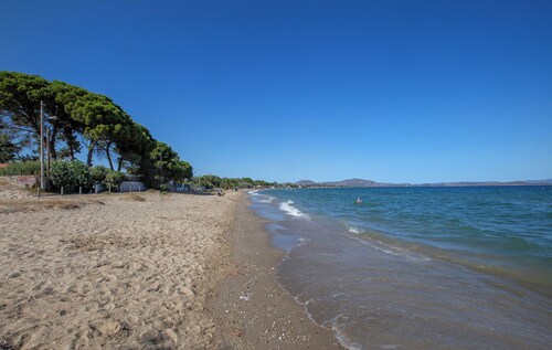 Private villa w/ large pool, walking distance from beach, near Athens