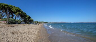 Private villa w/ large pool, walking distance from beach, near Athens