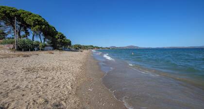 Private villa w/ large pool, walking distance from beach, near Athens