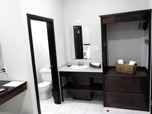 Comfort Double Room | Bathroom | Shower, towels - The Toucan Inn (Independence and Mango Creek)