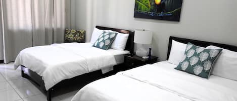 Deluxe Double Room | Dihias secara berasingan, meja, ruang kerja komputer riba