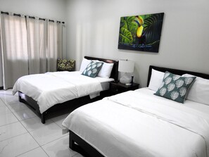 Deluxe Double Room | Individually decorated, desk, laptop workspace, free WiFi - The Toucan Inn (Independence and Mango Creek)