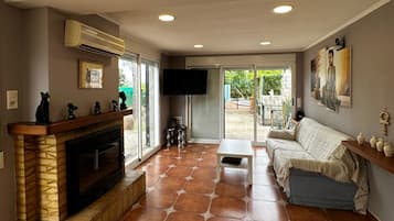 Een smart-tv en een open haard