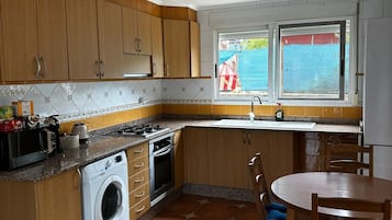 Een magnetron, een oven, een kookplaat, een vaatwasser