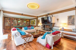 Smart-TV, Kamin, Videospielkonsole, Bücher