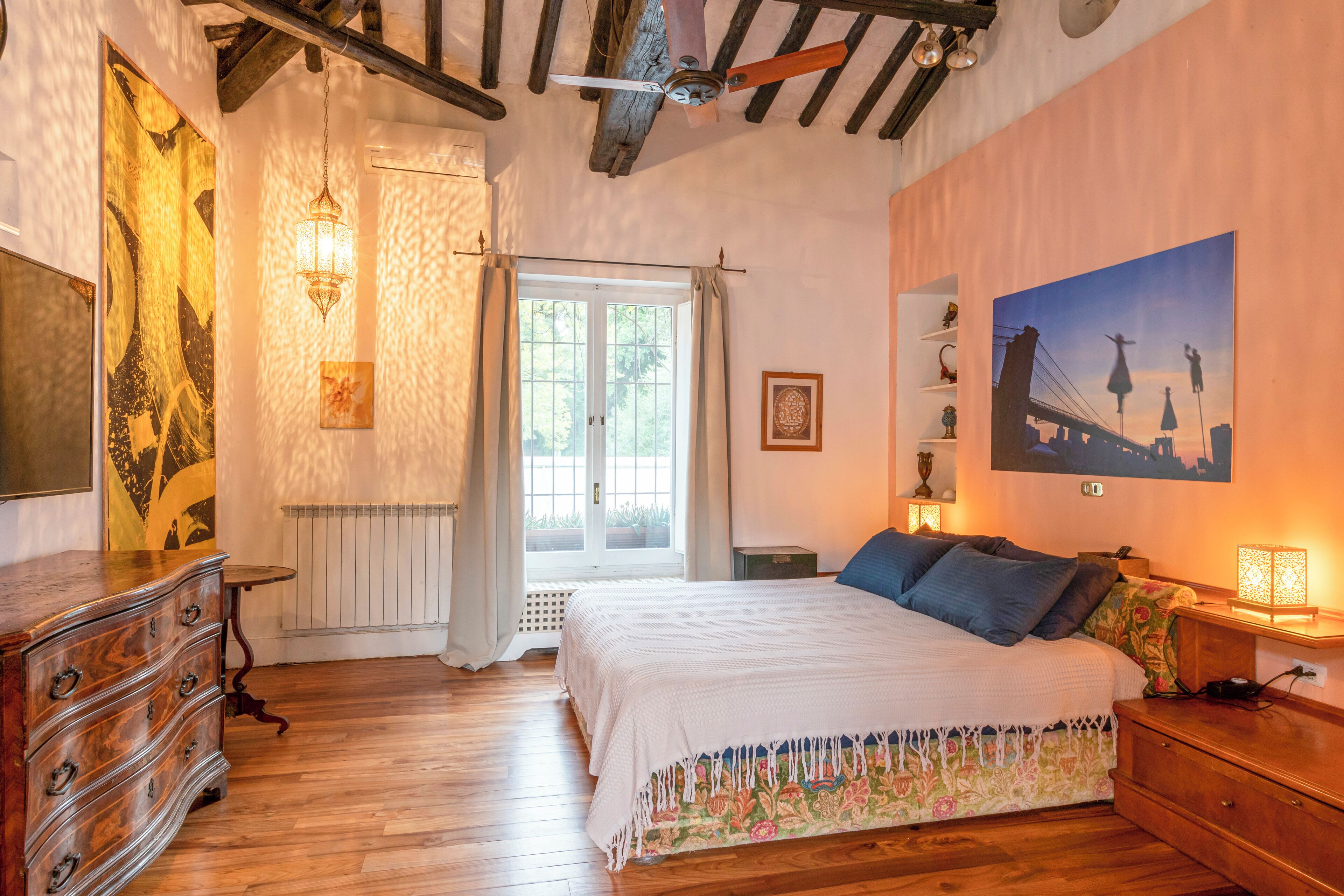 4 bedrooms, desk, iron/ironing board, travel crib