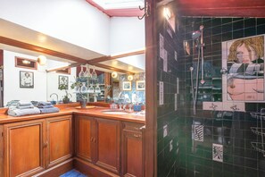 Regadera, secadora de cabello, batas, pantuflas 
