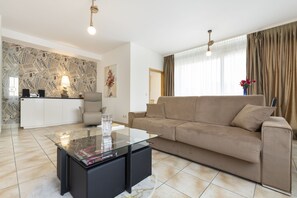 Appartement Deluxe | Salle de séjour | Téléviseur à écran plat de 32 po avec télévision numérique