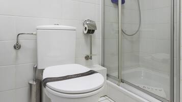 Deluxe Apartment | Bathroom | Hair dryer, towels