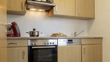 Deluxe Apartment | Private kitchen | Full-size fridge, oven, dishwasher, cookware/dishes/utensils