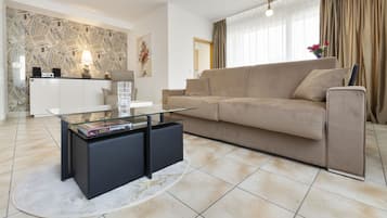 Deluxe appartement | Woonkamer | Een 32-inch flatscreentelevisie met digitale zenders