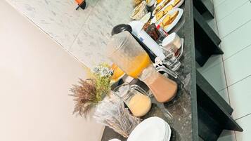 Café da manhã com buffet grátis durante a semana