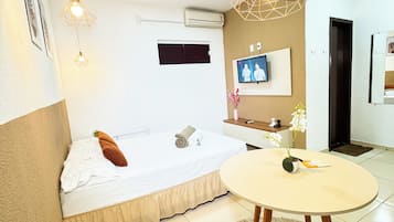Habitación doble estándar | Escritorio y espacio para trabajar con laptop