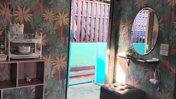 Villa Confort, 1 grand lit, non-fumeurs, vue jardin | Coin séjour | TV connectée de 32 pouces avec chaßnes par satellite, cheminée