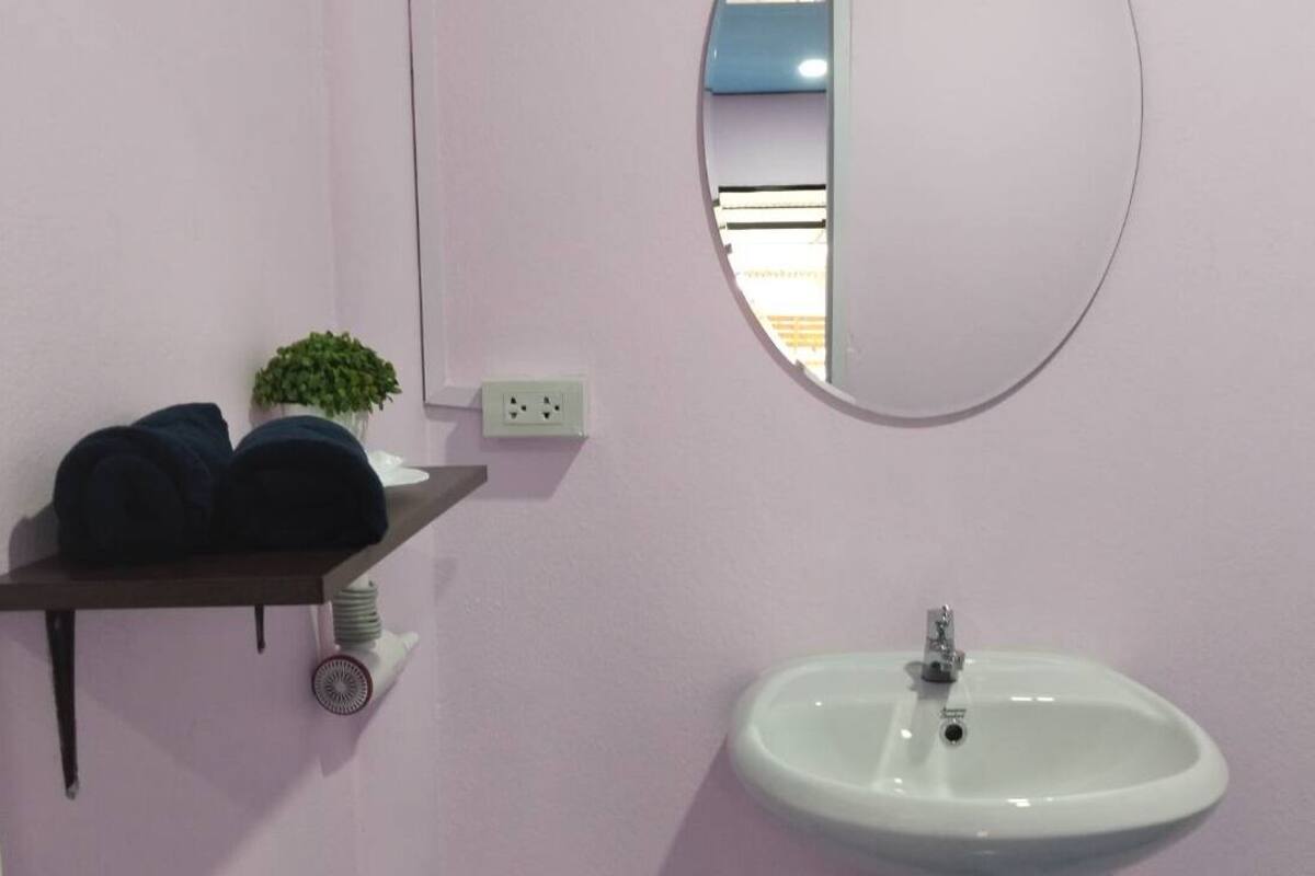 deluxe twin room | bathroom | free toiletries, hair dryer, slippers, towels