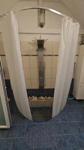 Villa | Bathroom | Shower, hair dryer, towels - Home & Gardens 2-bed Villa in Sevasti, Katerini (Katerini)