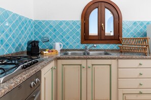 Fridge, oven, coffee/tea maker, electric kettle