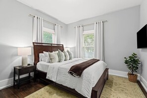 2 bedrooms, iron/ironing board, WiFi, bed sheets - Fresh, Contemporary 2BR Home in Downtown Royal Oak (Royal Oak)